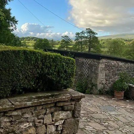 The Court House Is A Stunning Contemporary Conversion Of A Grade 2 Listed Building With 2 Bed/bath In The Heart Of Kirkby Lonsdale. Private, Garaged Parking, Wonderful Views. Cafes, Bars & Restaurants & River Walks On Your Door Step! Holiday home