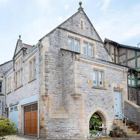 The Court House Is A Stunning Contemporary Conversion Of A Grade 2 Listed Building With 2 Bed/bath In The Heart Of Kirkby Lonsdale. Private, Garaged Parking, Wonderful Views. Cafes, Bars & Restaurants & River Walks On Your Door Step! Holiday home Kirkby Lonsdale