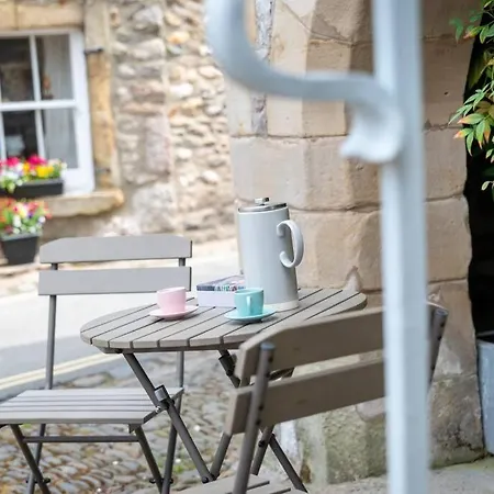 Holiday home The Court House Is A Stunning Contemporary Conversion Of A Grade 2 Listed Building With 2 Bed/bath In The Heart Of Kirkby Lonsdale. Private, Garaged Parking, Wonderful Views. Cafes, Bars & Restaurants & River Walks On Your Door Step! *