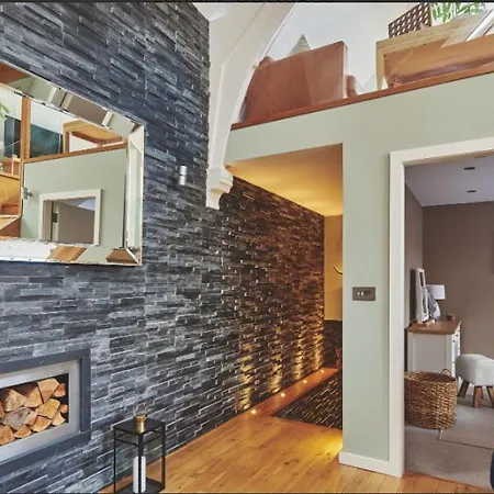 The Court House Is A Stunning Contemporary Conversion Of A Grade 2 Listed Building With 2 Bed/bath In The Heart Of Kirkby Lonsdale. Private, Garaged Parking, Wonderful Views. Cafes, Bars & Restaurants & River Walks On Your Door Step! Kirkby Lonsdale