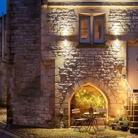 The Court House Is A Stunning Contemporary Conversion Of A Grade 2 Listed Building With 2 Bed/bath In The Heart Of Kirkby Lonsdale. Private, Garaged Parking, Wonderful Views. Cafes, Bars & Restaurants & River Walks On Your Door Step! * Kirkby Lonsdale