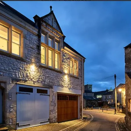 The Court House Is A Stunning Contemporary Conversion Of A Grade 2 Listed Building With 2 Bed/bath In The Heart Of Kirkby Lonsdale. Private, Garaged Parking, Wonderful Views. Cafes, Bars & Restaurants & River Walks On Your Door Step! * Kirkby Lonsdale