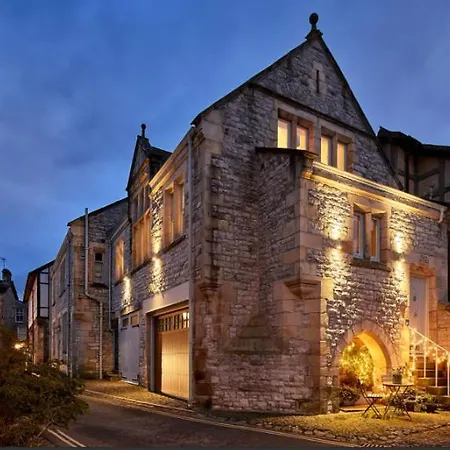 The Court House Is A Stunning Contemporary Conversion Of A Grade 2 Listed Building With 2 Bed/bath In The Heart Of Kirkby Lonsdale. Private, Garaged Parking, Wonderful Views. Cafes, Bars & Restaurants & River Walks On Your Door Step! Holiday home *